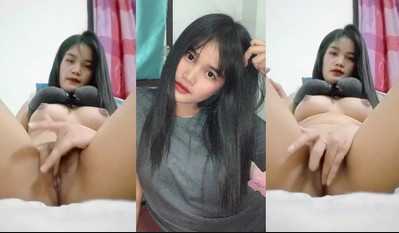 ကလိနေတဲ့ အချောလေး