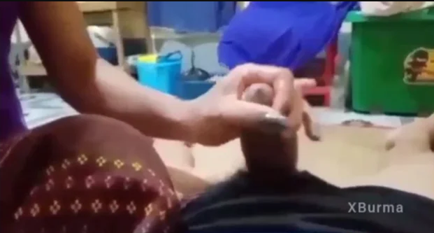 ဆေးထိုးလီးကို တံတွေးဆွတ်ဂွင်းထုပေးပြီးမှုတ်တဲ့စော်