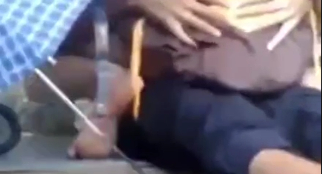 အရည်တွေသုတ်ခိုင်းတဲ့ ဆော်လေး